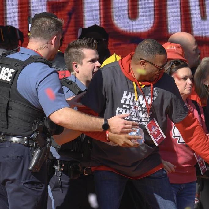 Taylor Swift gives $100,000 to the family of the woman killed in the Chiefs parade shooting